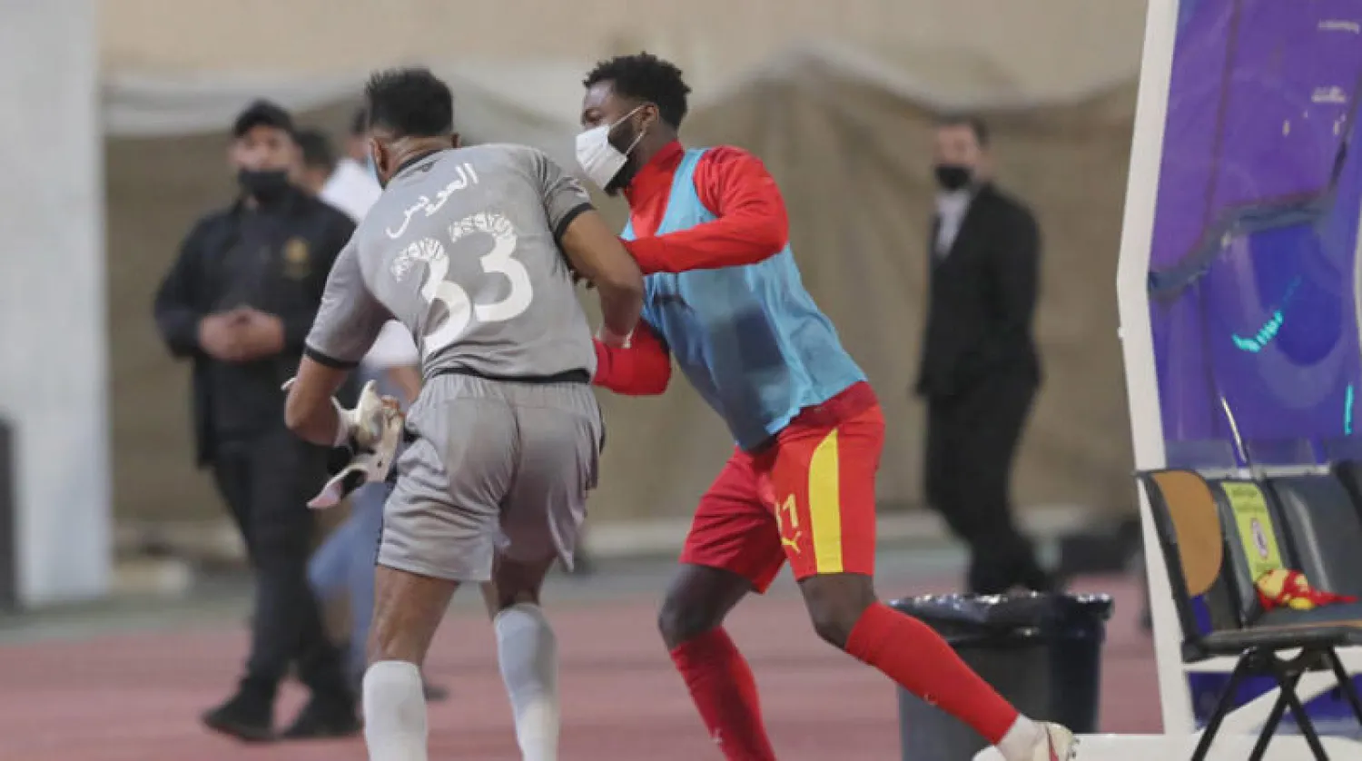 الأهلي اتهم إدارياً قدساوياً بالتسبب في حادثة العويس (تصوير: عيسى الدبيسي)