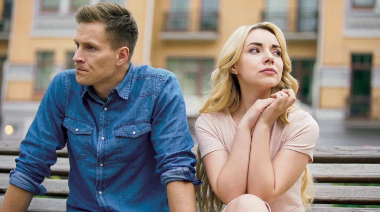 لا يعني انخفاض حالات الطلاق أن الأزواج سعداء ولكن ربما أجبرت الجائحة المتزوجين غير السعداء على البقاء سوياً لأسباب عملية