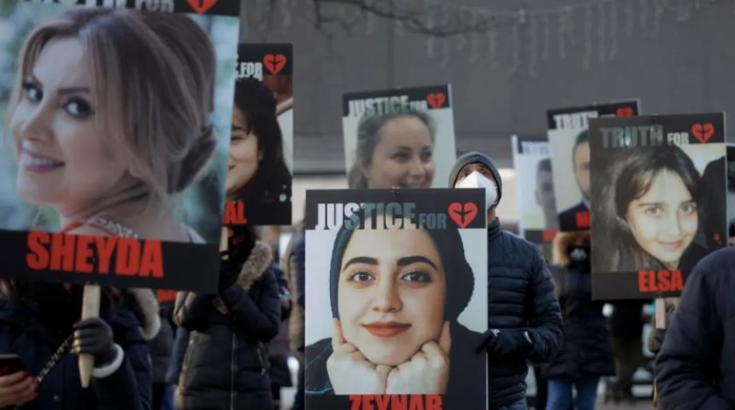 Kanada'nın Toronto kentindeki vatandaşlar Ukrayna uçağının düşürülmesi sonucu ölen bir dizi kurbanın fotoğraflarını taşıyarak adalet talebinde bulundu. (AFP)
