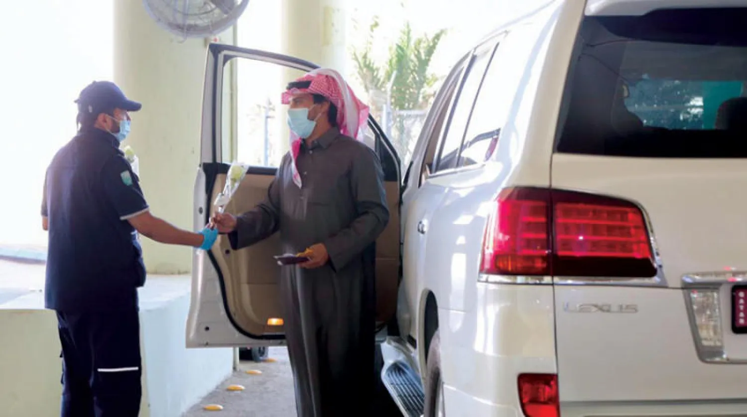 أحد المسافرين عبر منفذ سلوى الحدودي السعودي مع قطر أمس (واس)