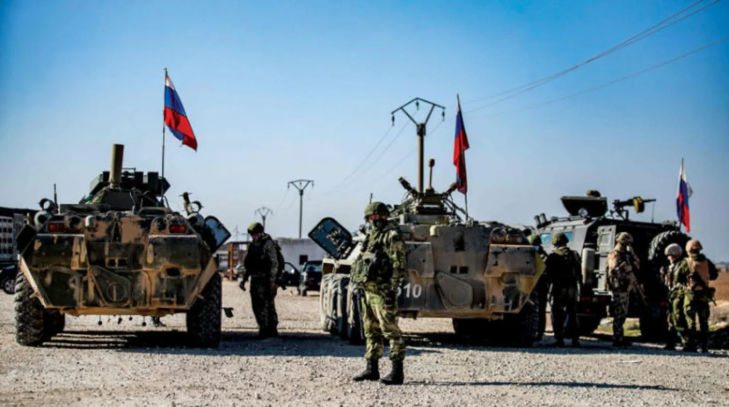 جنود روس يتقدمون ويستعدون لمرافقة قوافل مدنيين سوريين من تل تمر عبر طريق M4 الدولي أمس (أ.ف.ب)