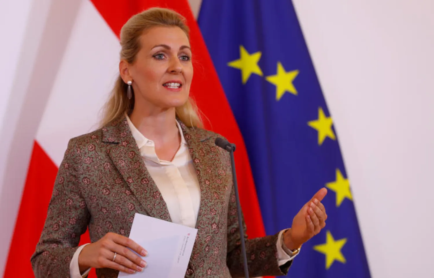 وزيرة العمل والعائلة والشباب في النمسا كريستين أشباخر (رويترز)