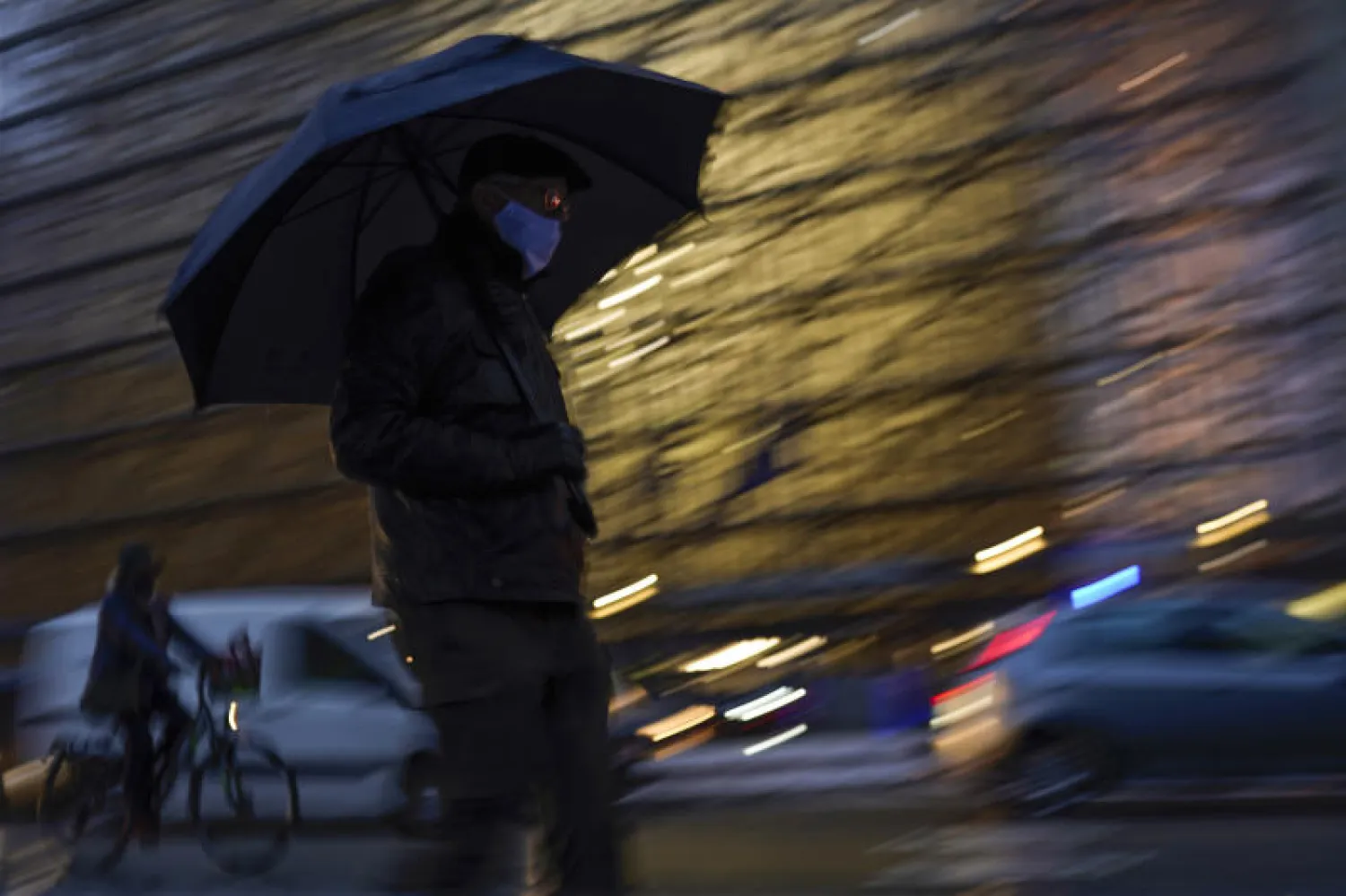 مواطن يرتدي قناعاً واقياً في بروكسل (أ.ب)