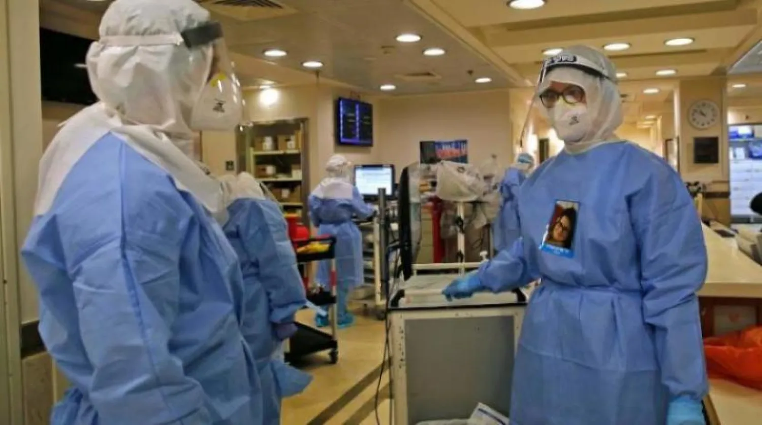 Tel Aviv yakınlarındaki bir sağlık merkezinde koronavirüs hastalarına tahsis edilen bölümde bir sağlık çalışanı (AFP)