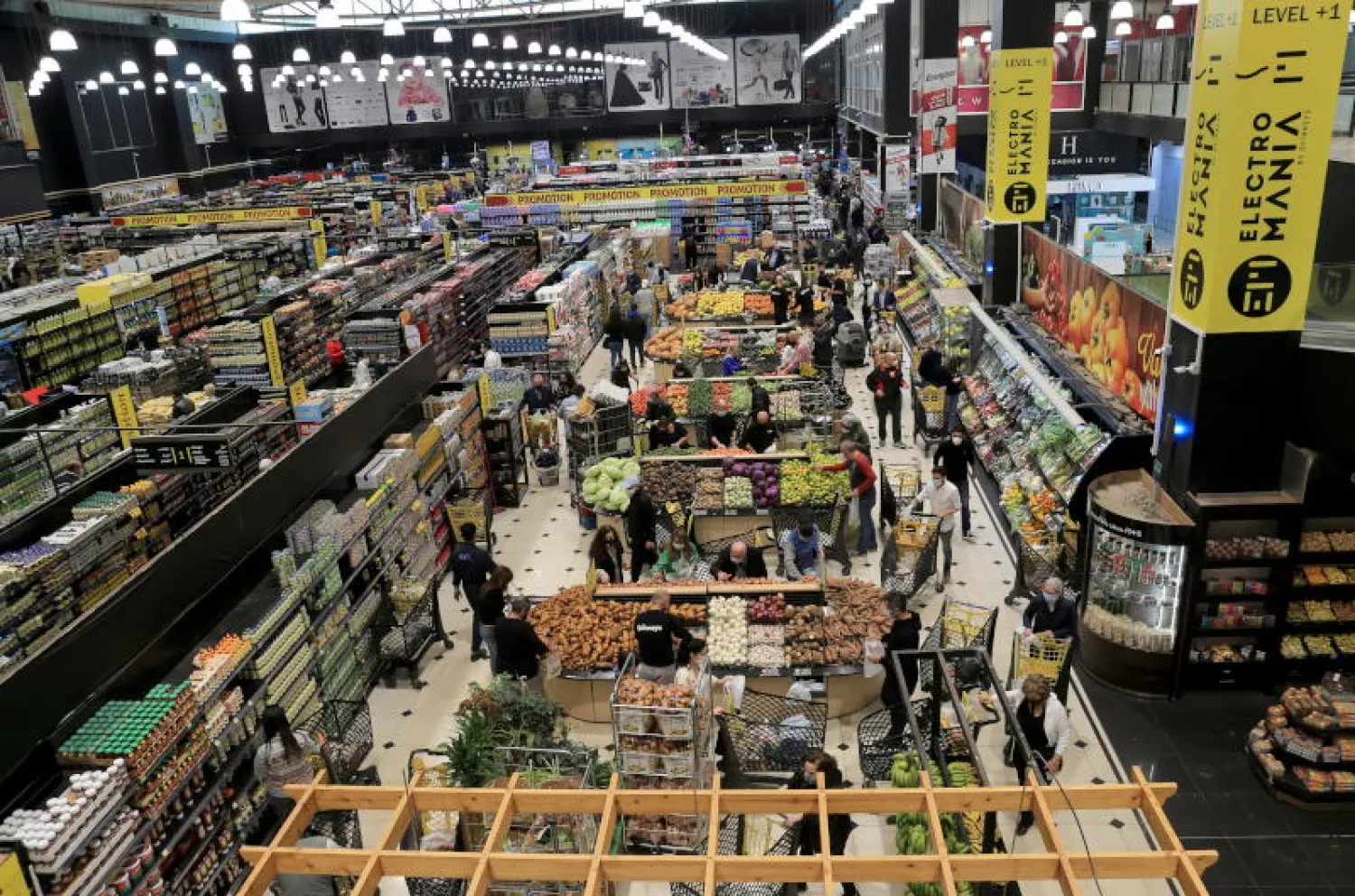 لبنانيون يتسوقون في أحد متاجر السوبرماركت قبل الإغلاق العام (إ.ب.ا)