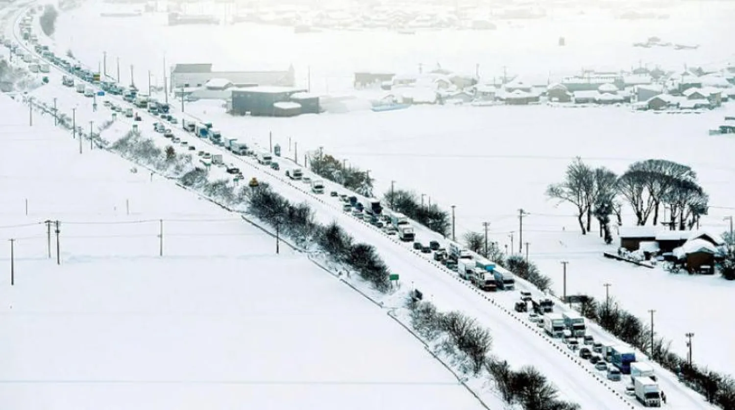 Japonya’nın Fukui eyaletindeki bir otoyolda karda sıkışmış araçlar (AP) 