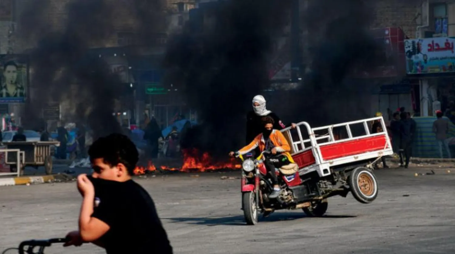 Irak’ın güneyindeki Nasıriye’de güvenlik güçleri ile protestocular arasında gerçekleşen çatışmadan bir kare (AFP)