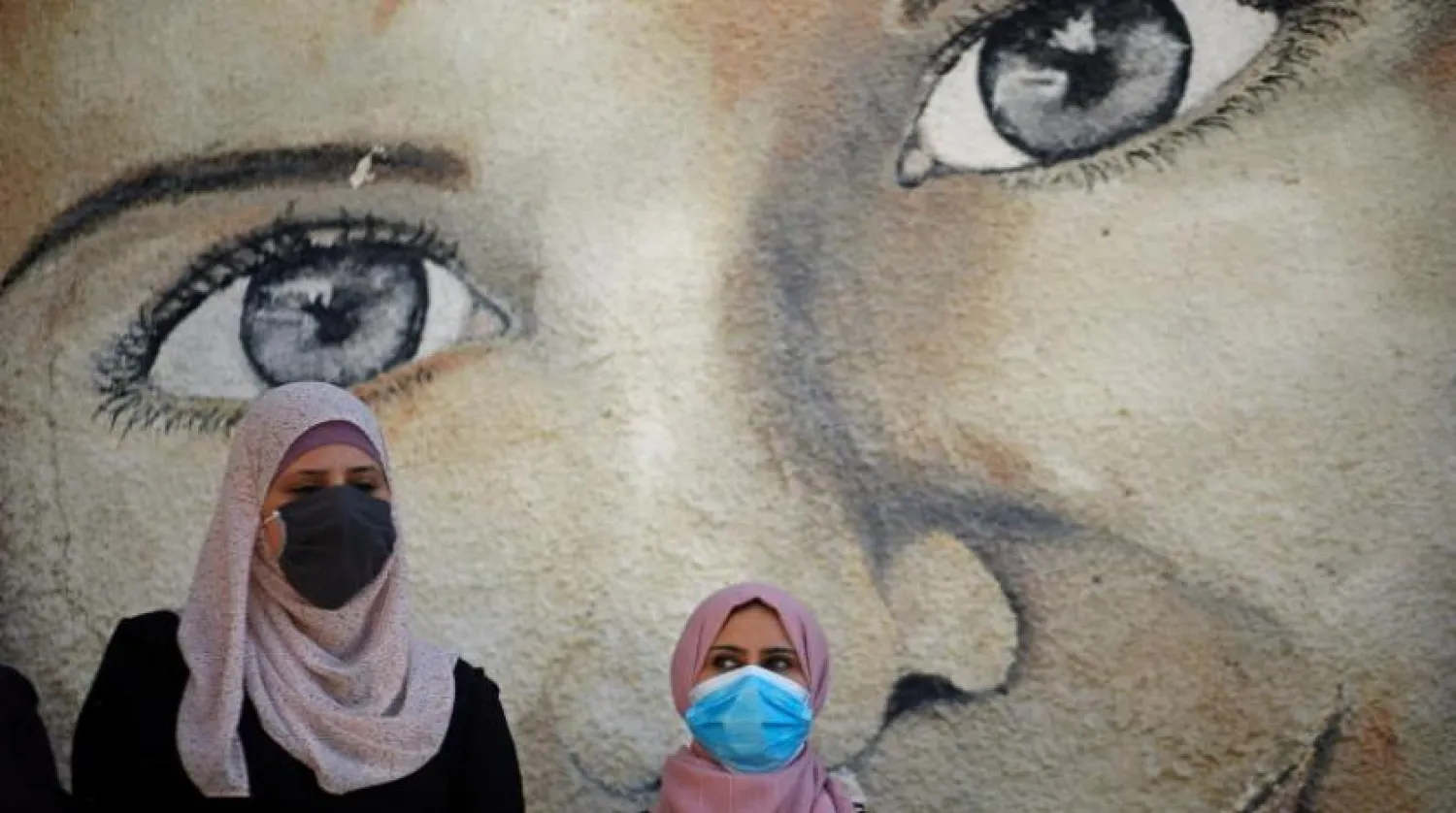 Gazze’de maskeli iki kadın (AFP)