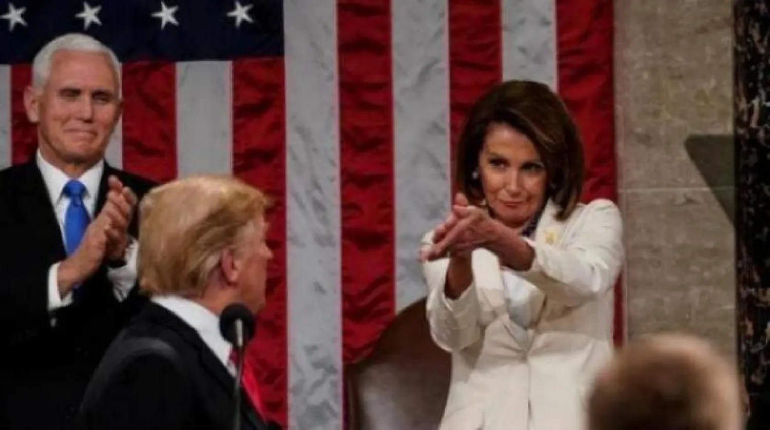 Temsilciler Meclisi Demokrat Başkanı Nancy Pelosi, Birliğin Durumu konuşmasını yapan Trump'ı bu şekilde alkışlamıştı (Reuters arşivi)