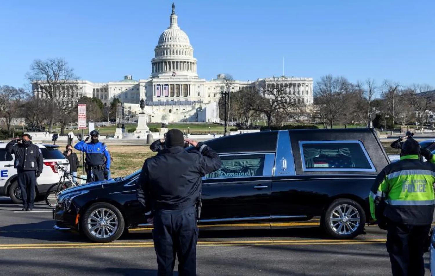 عناصر من الشرطة الأميركية خلال موكب جنازة ضابط توفي متأثرا بجراحه في مواجهات اقتحام الكونغرس (أ.ف.ب)