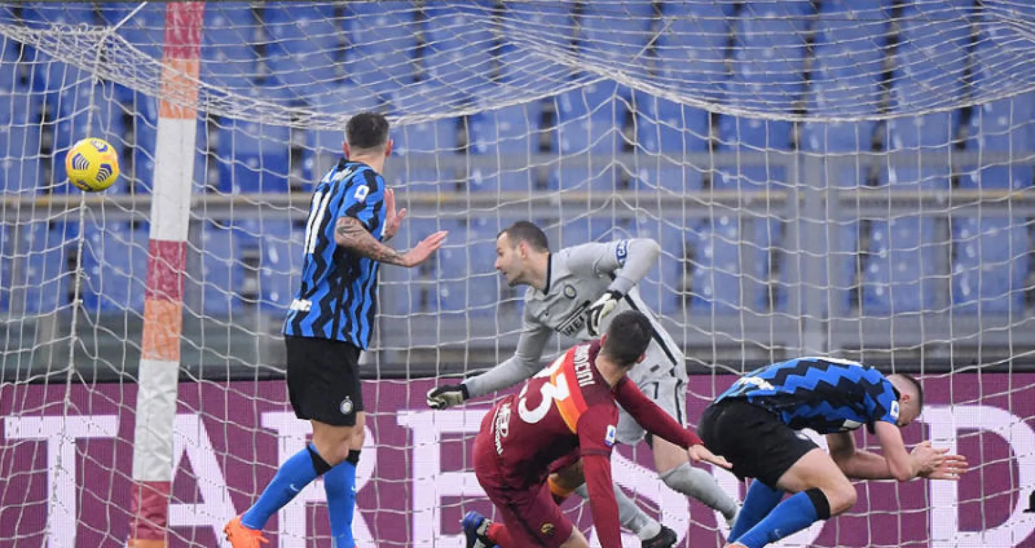 مانشيني لاعب روما (في الوسط) يسجل برأسه هدف تعادل فريقه في مرمى الإنتر (رويترز)