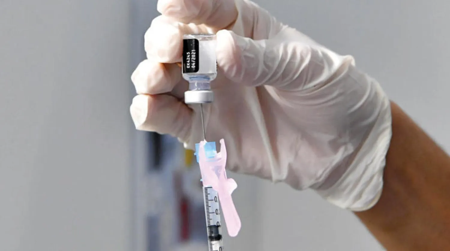 إعداد جرعة لقاح «كوفيد - 19» في أحد مراكز التطعيم بالسعودية أمس (واس)