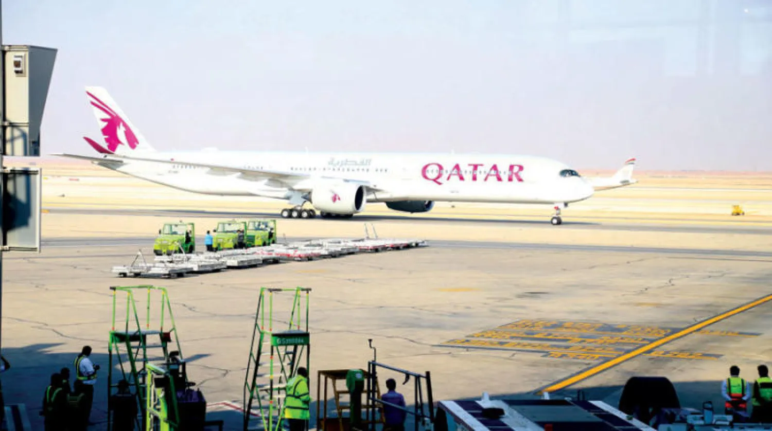 طائرة الخطوط القطرية في مطار الملك خالد الدولي بالرياض أمس (تصوير: سعد الدوسري)