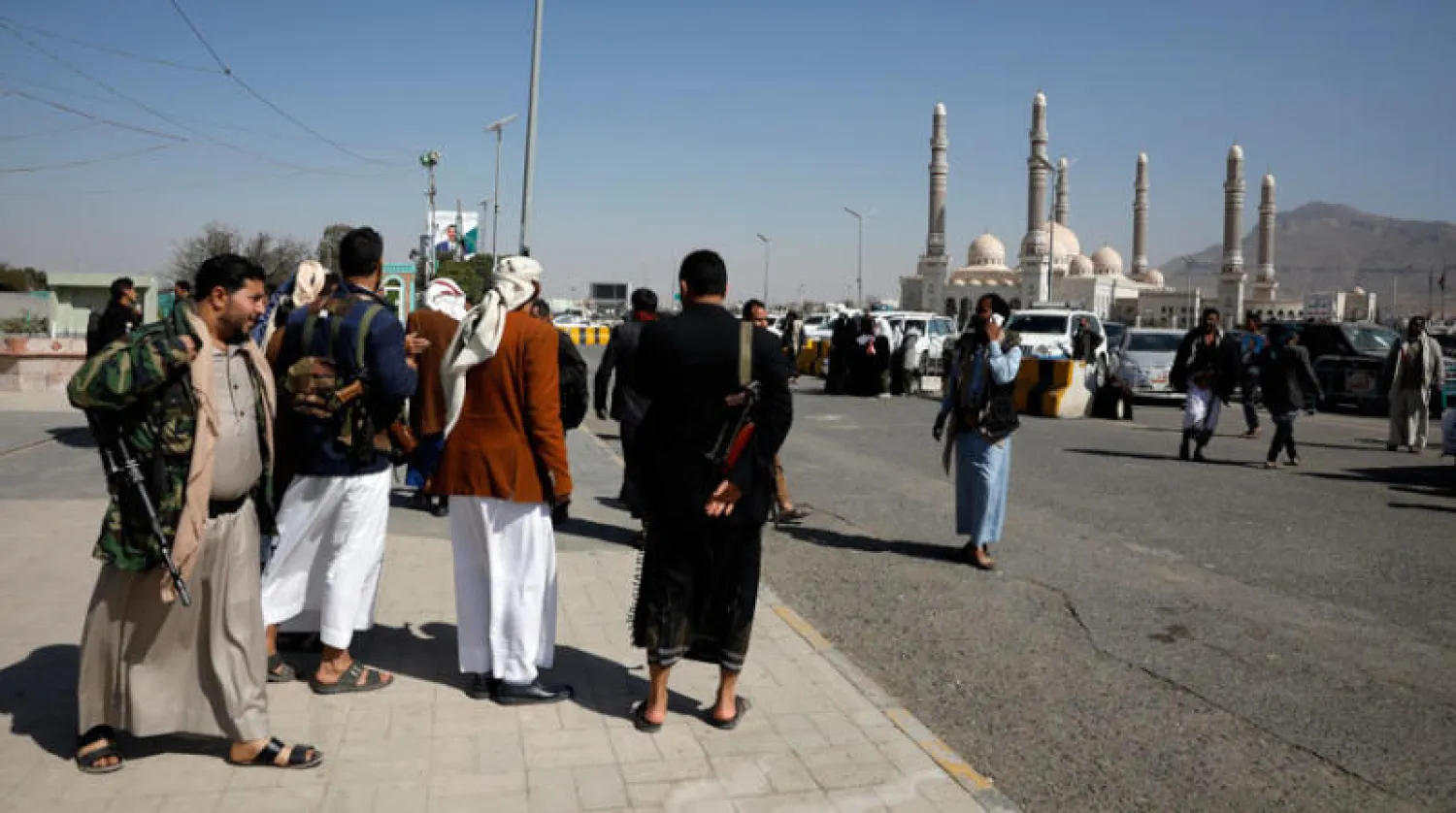 عناصر من ميليشيات الحوثي في صنعاء أمس (إ.ب.أ)