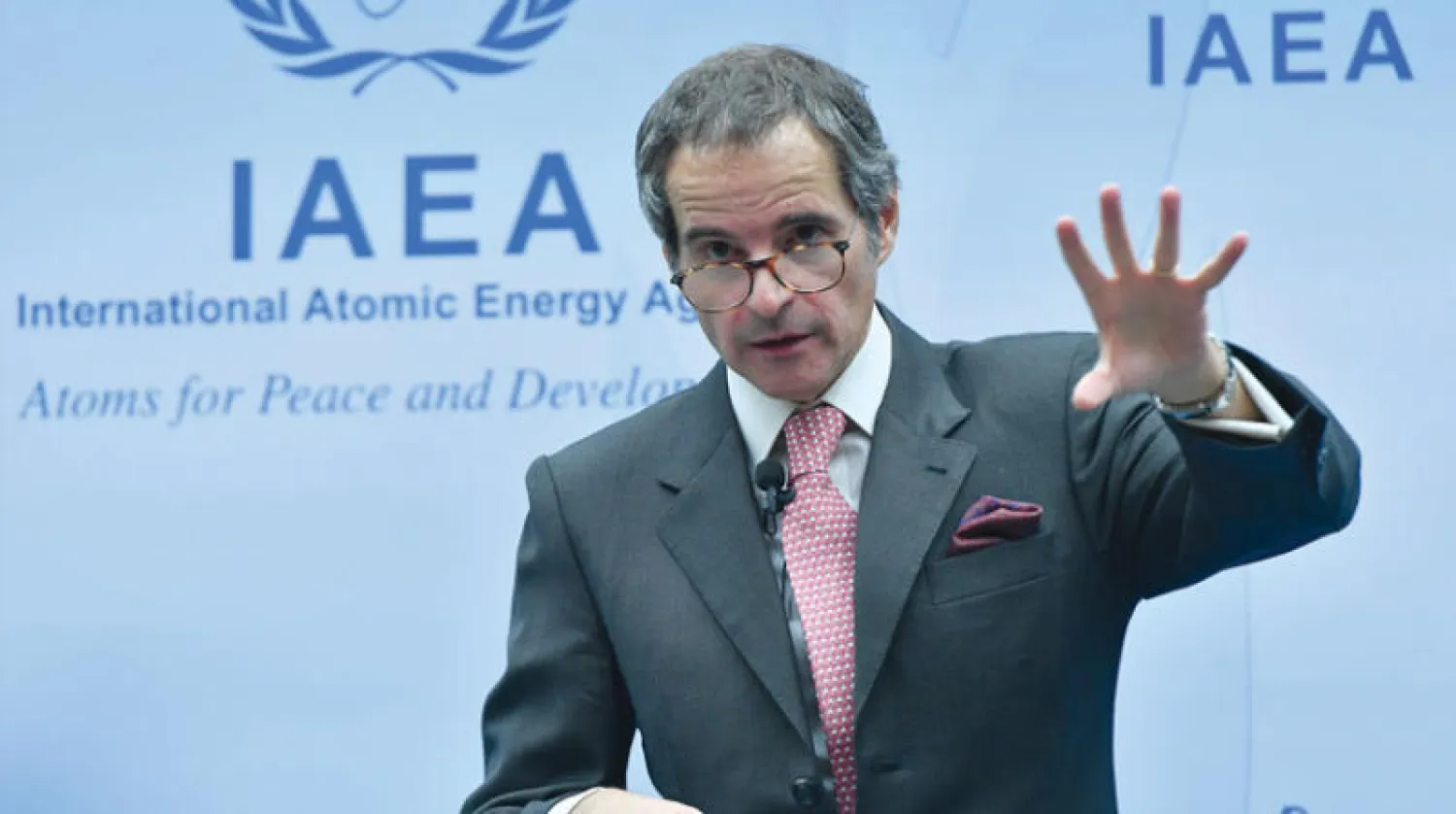 صورة نشرتها الوكالة الدولية للطاقة الذرية من مديرها العام رافائيل غروسي متحدثاً في مؤتمر عبر الإنترنت الشهر الماضي