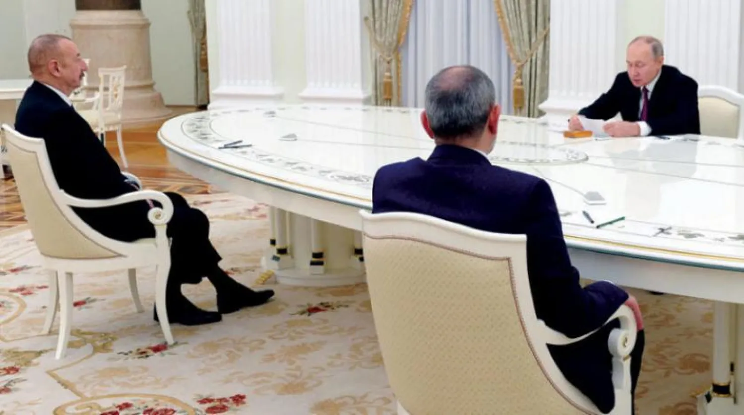 Putin, Azerbaycanlı mevkidaşı İlham Aliyev ve Ermenistan Başbakanı Nikol Paşinyan ile birlikte görüşmede (EPA)