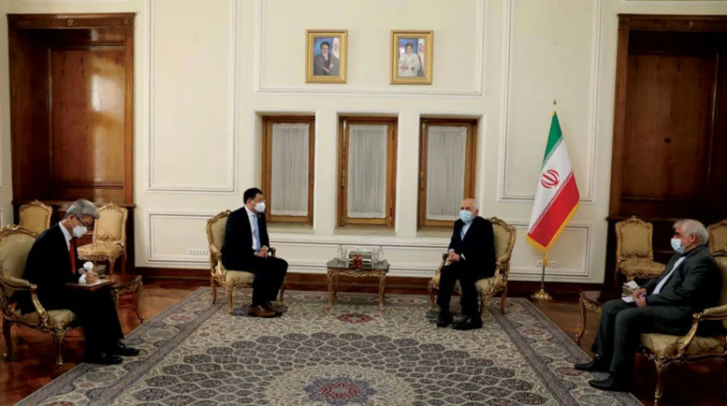 وزير الخارجية الإيراني محمد جواد ظريف يجري مباحثات مع نائب وزير الخارجية الكوري الجنوبي تشوي جونغ كون في طهران أمس (أ.ف.ب)