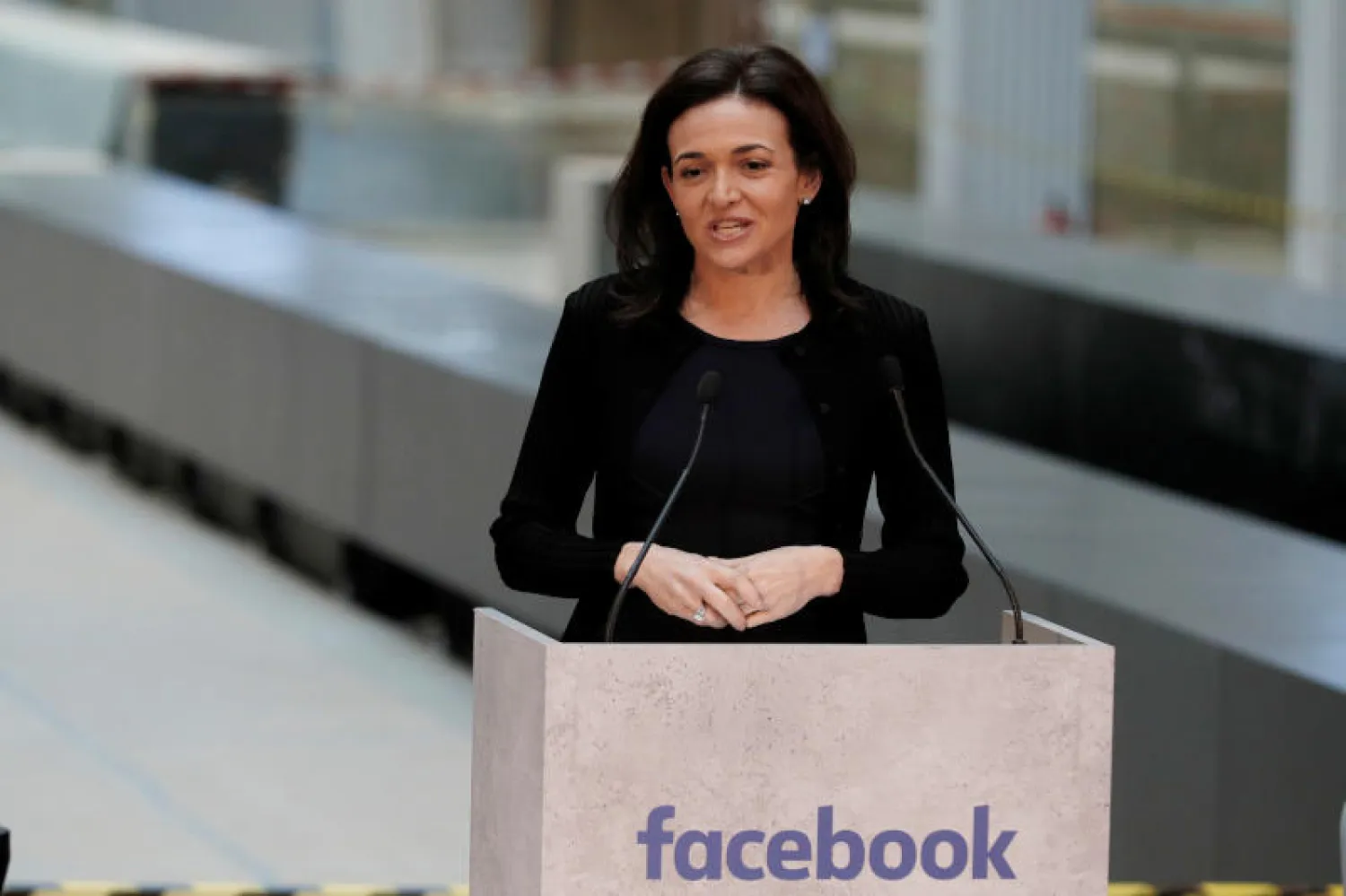 شيريل ساندبيرغ المديرة التنفيذية لقسم العمليات في «فيسبوك» (رويترز)