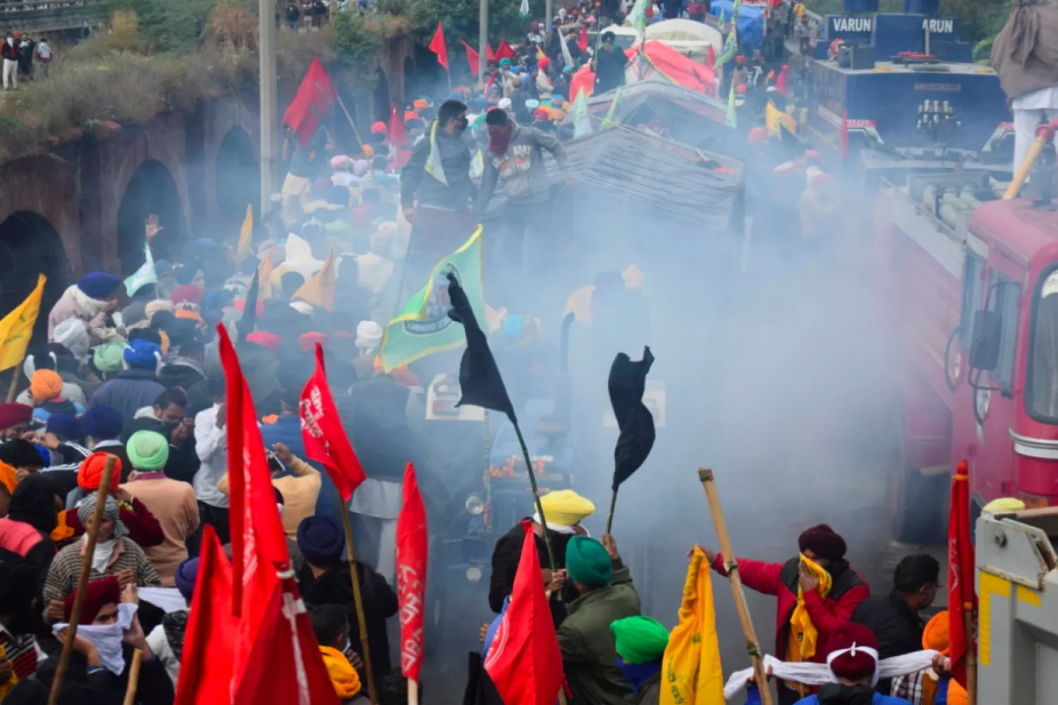Çiftçiler eylemlerinde zaman zaman güvenlik güçlerinin sert müdahalesiyle karşılaştı (AFP)