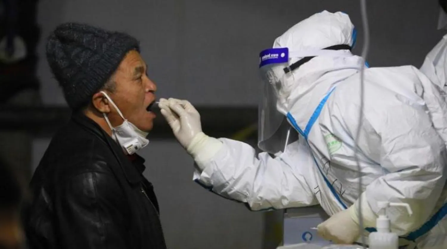 Çin’de koronavirüs testi yapılan bir vatandaş (AFP)