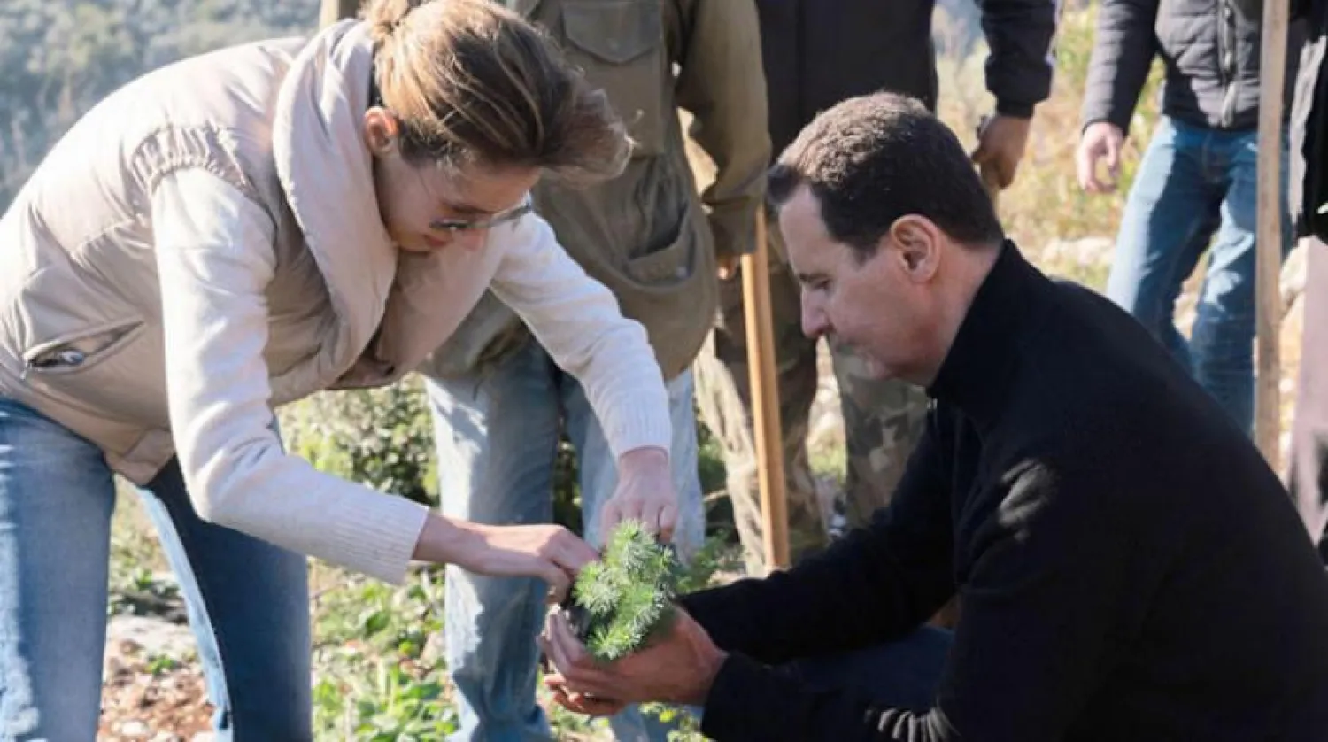 Suriye Devlet Başkanı Beşşar Esed ve eşi Esma, 30 Aralık'ta Tartus kırsalında bir ağaçlandırma kampanyasına katıldılar (AFP)
