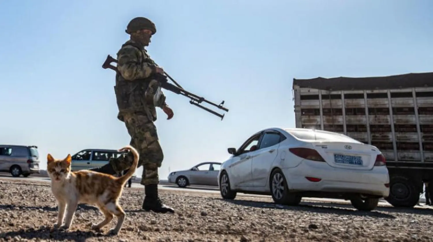 Haseke kırsalındaki bir Rus askeri. (AFP)