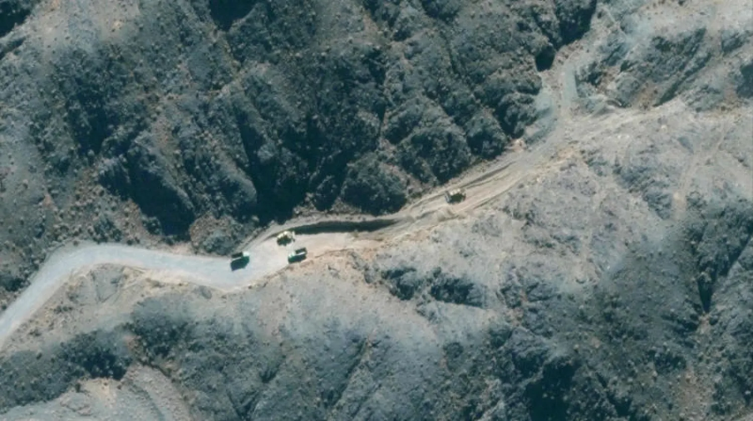 صور الأقمار الصناعية لبداية عمليات الحفر في جبال منشأة «نطنز» خلال أكتوبر الماضي (أ.ف.ب)