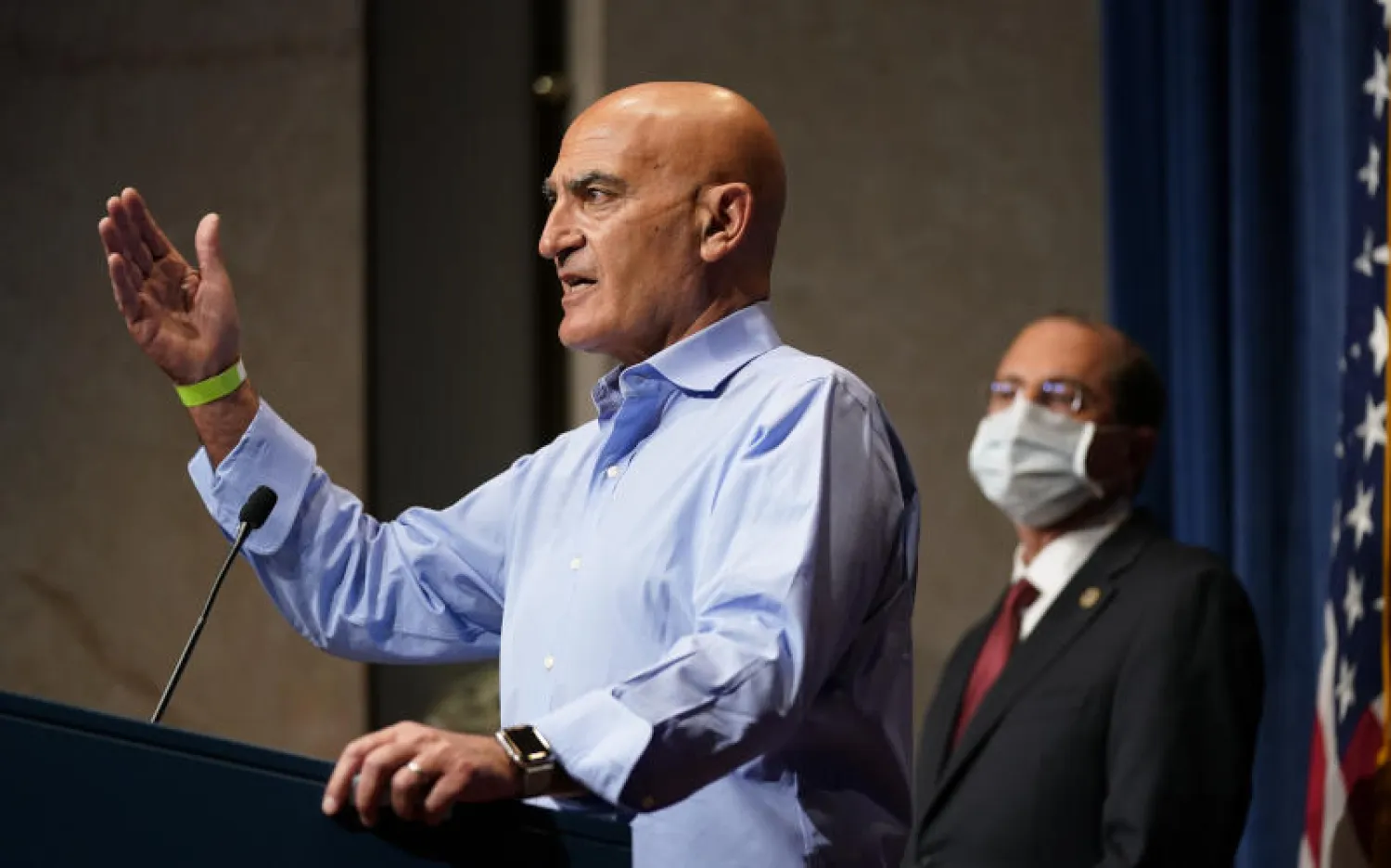 منصف السلاوي كبير مستشاري عملية «وارب سبيد» لتوزيع اللقاحات (أ.ب)