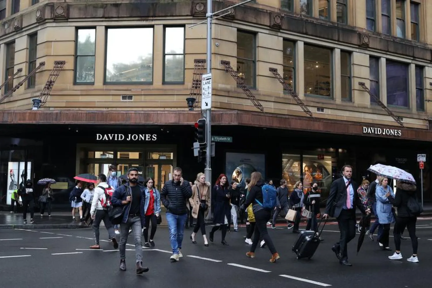 Pedestrians cross a street in the city center as the state of New South Wales continues to report low case numbers of the coronavirus disease (COVID-19) in Sydney, Australia, October 26, 2020. REUTERS/Loren Elliot