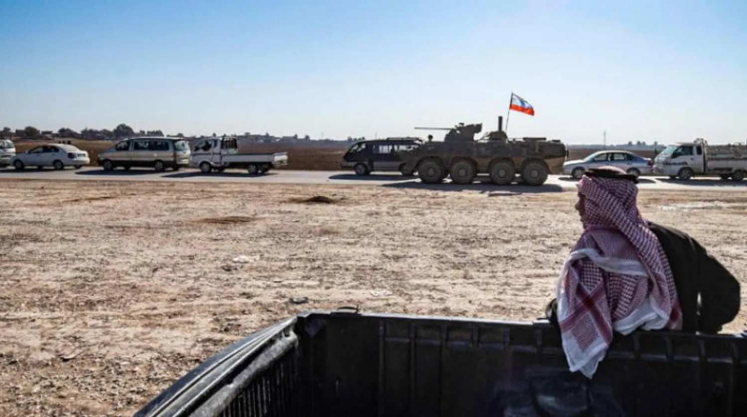 Rus askeri konvoyu pazar günü M4 karayolunda ilerleyen sivil bir konvoya eşlik etti. (AFP)