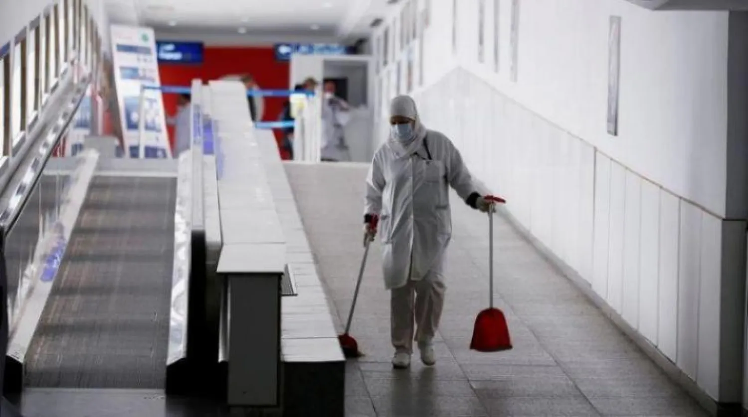 Tunus Uluslararası Havaalanında koronavirüse (Kovid-19) yakalanmamak için eldiven ve maske takarak önlem alan bir personel. (Reuters_Arşiv)