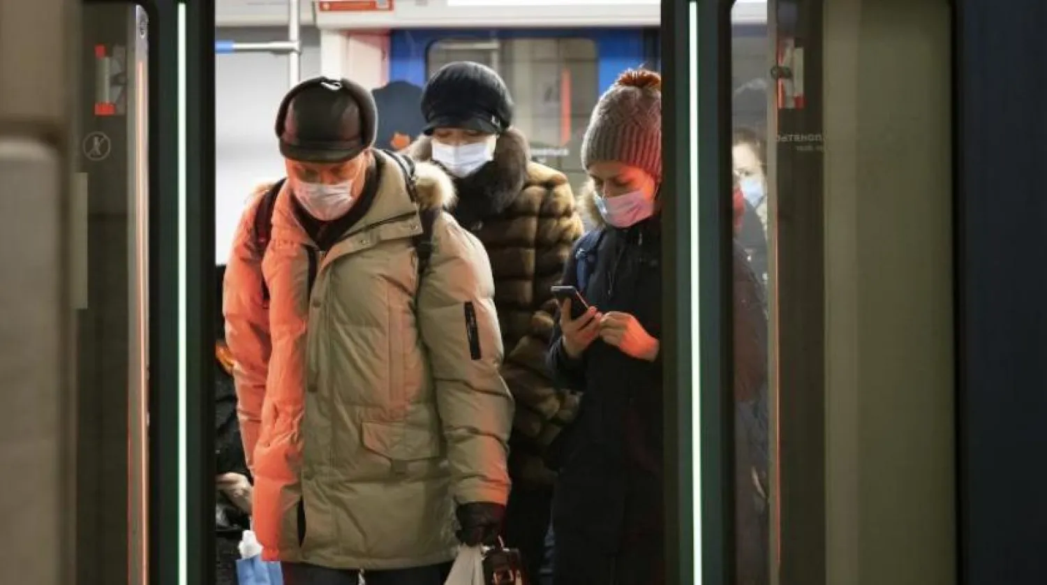 Yüz maskesi takan insanlar Moskova'da (AP)
