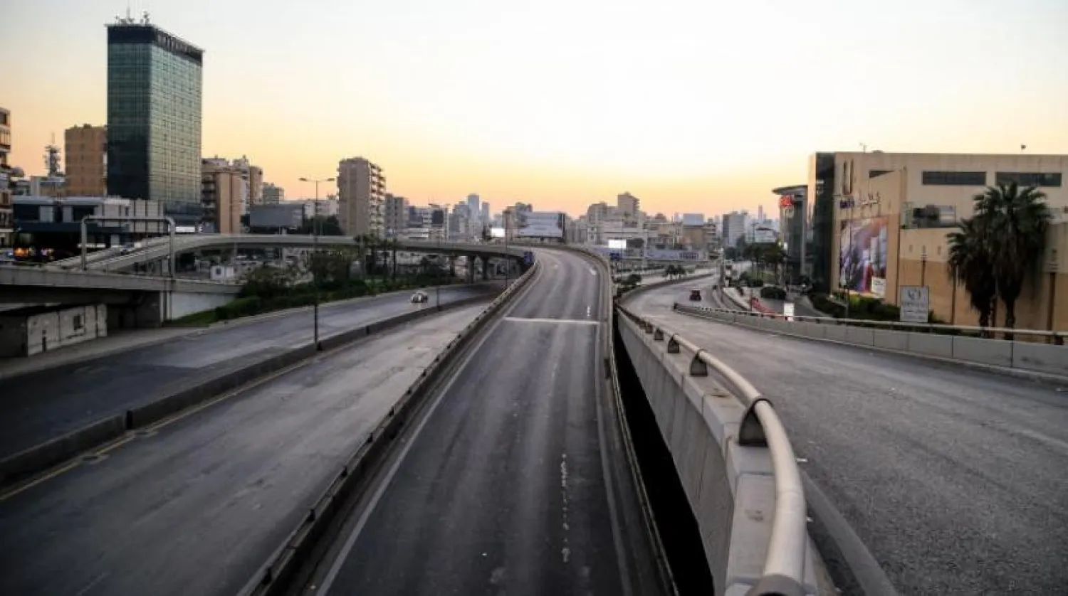 Beyrut'un kuzey girişinde araç yok. (EPA)