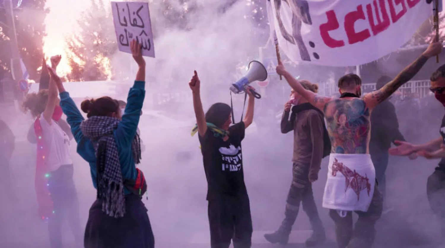 متظاهرون ضد سياسات رئيس الحكومة الإسرائيلية في القدس أمس (رويترز)