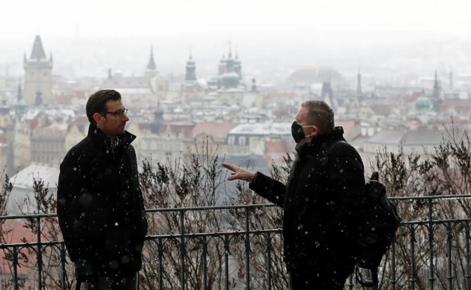 باحث عن عمل يتحدث مع بليك ويتمان (يسار) مدير الأعمال الأوروبي في وكالة توظيف في براغ (رويترز)