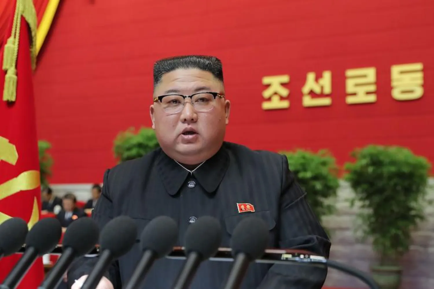 زعيم كوريا الشمالية كيم جونغ أون يحضر مؤتمر الحزب الحاكم (أ.ف.ب)