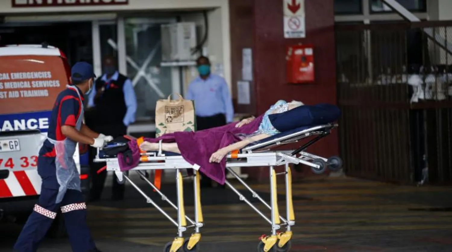 Güney Afrika’da hastaneye kaldırılan bir koronavirüs hastası (AFP)
