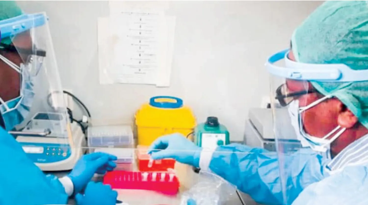 جانب من العمل بقسم «PCR» بمختبر مركز سبها الطبي (مركز سبها الطبي)