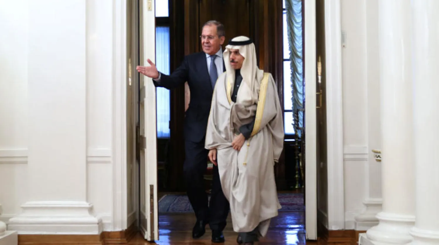 الأمير فيصل بن فرحان لدى لقائه سيرغي لافروف في موسكو أمس (رويترز)