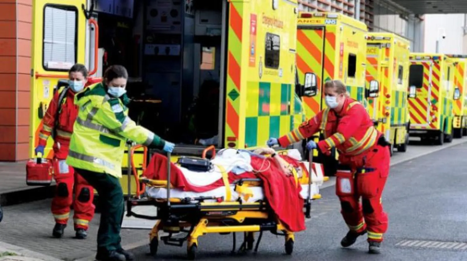 سيارات الإسعاف أمام مستشفى «رويال» في لندن (إ.ب.أ)