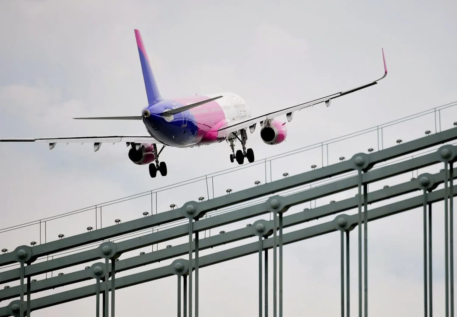 A Wizz Air Airbus A321 flies over the oldest Hungarian bridge, the 'Lanchid' (Chain Bridge) of Danube River in Budapest during the Budapest Air Show. (File photo: AFP)

