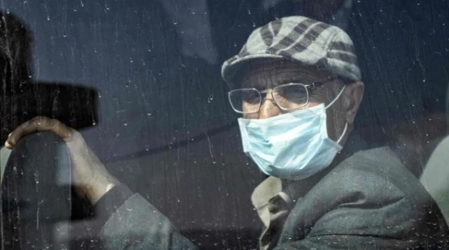 فلسطينيون يمرون في أحد أسواق بمدينة رام الله في الضفة الغربية (رويترز)