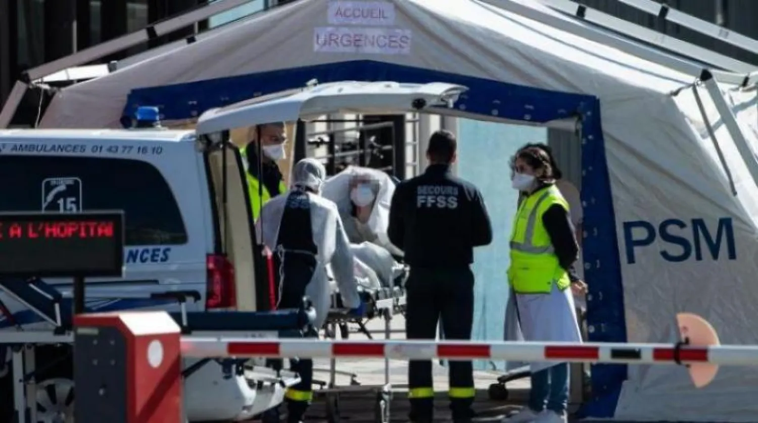 Paris yakınlarındaki bir hastanenin bahçesinde acil durum çadırı (AFP)