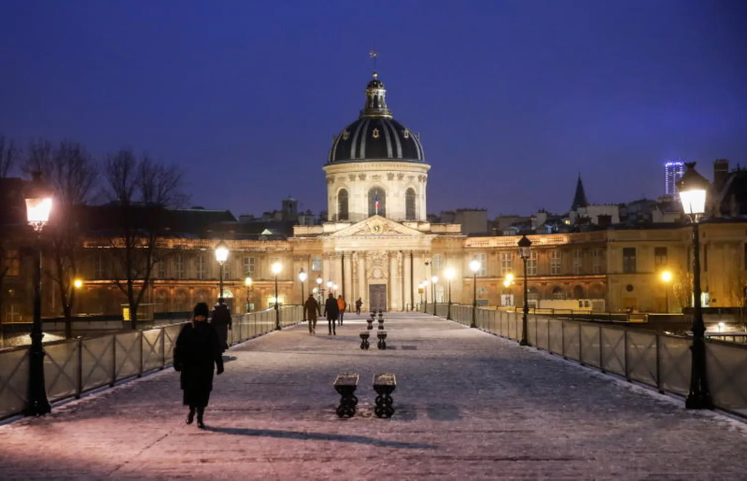 الثلوج تغطي أحد شوارع باريس (رويترز)