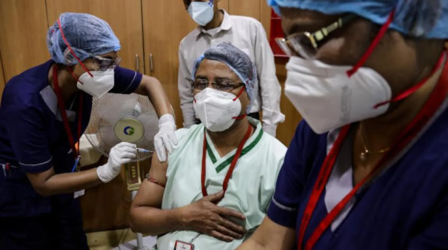 Hindistan'daki bir sağlık çalışanı koronavirüs aşısı alıyor (AP)
