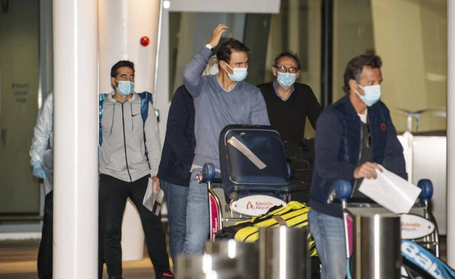 وصول لاعب التنس الإسباني الشهير رافاييل نادال إلى مطار أديلايد قبل انطلاق بطولة أستراليا المفتوحة (أ.ب)