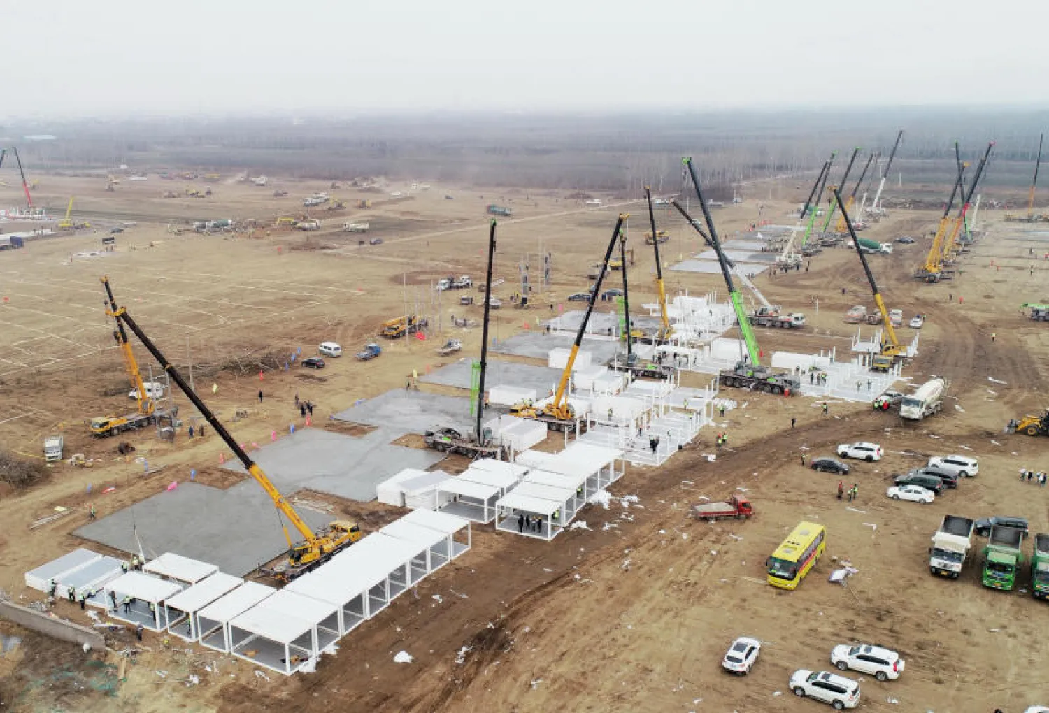 عمال يبنون منشأة حجر صحي مركزية كبيرة في شيجياتشوانغ بمقاطعة خبي شمال الصين (أ.ب)