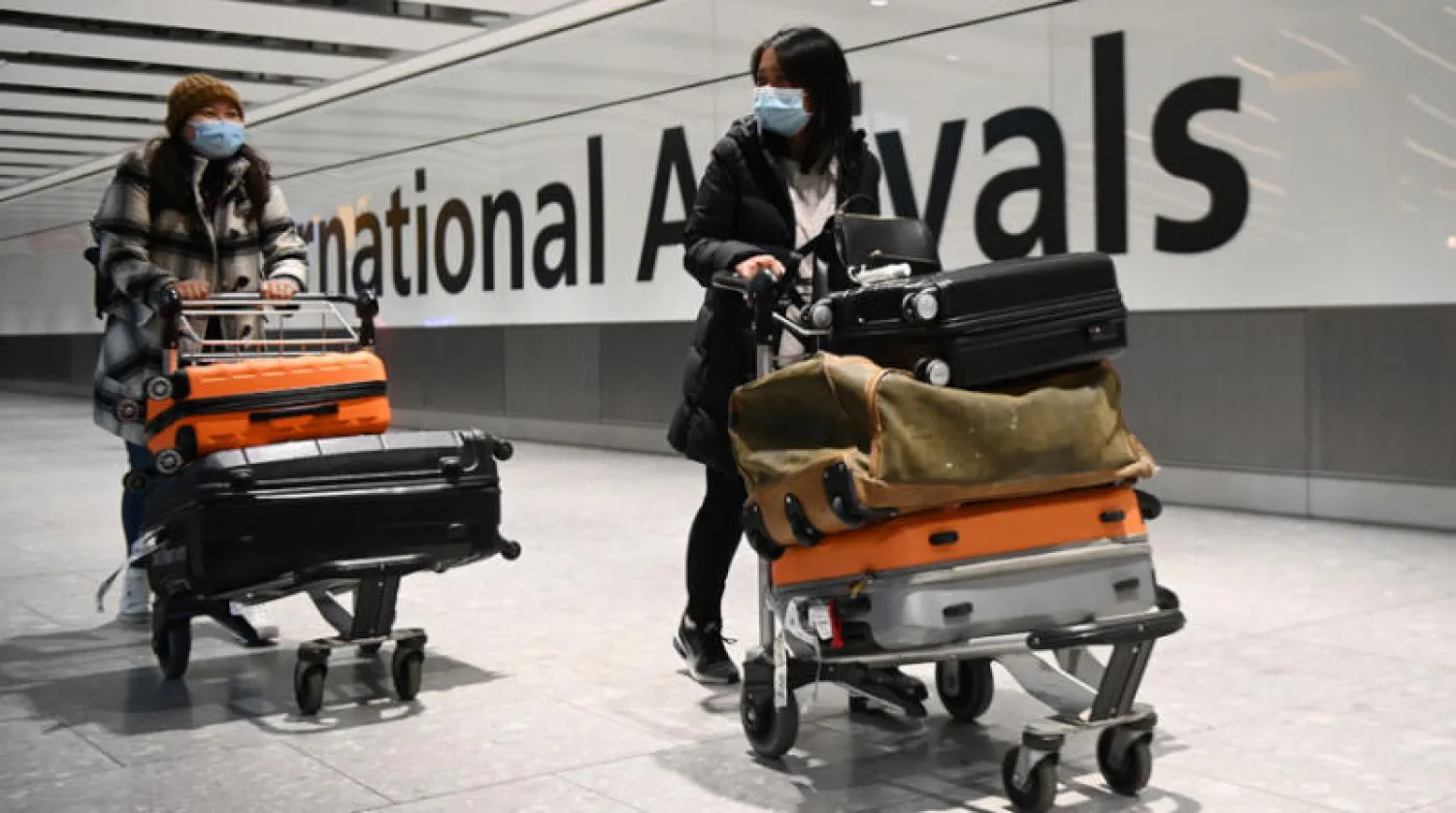 مطار «هيثرو» أمس حيث تشترط بريطانيا على الوافدين إبراز شهادة فحص {كورونا} سلبية (إ.ب.أ)