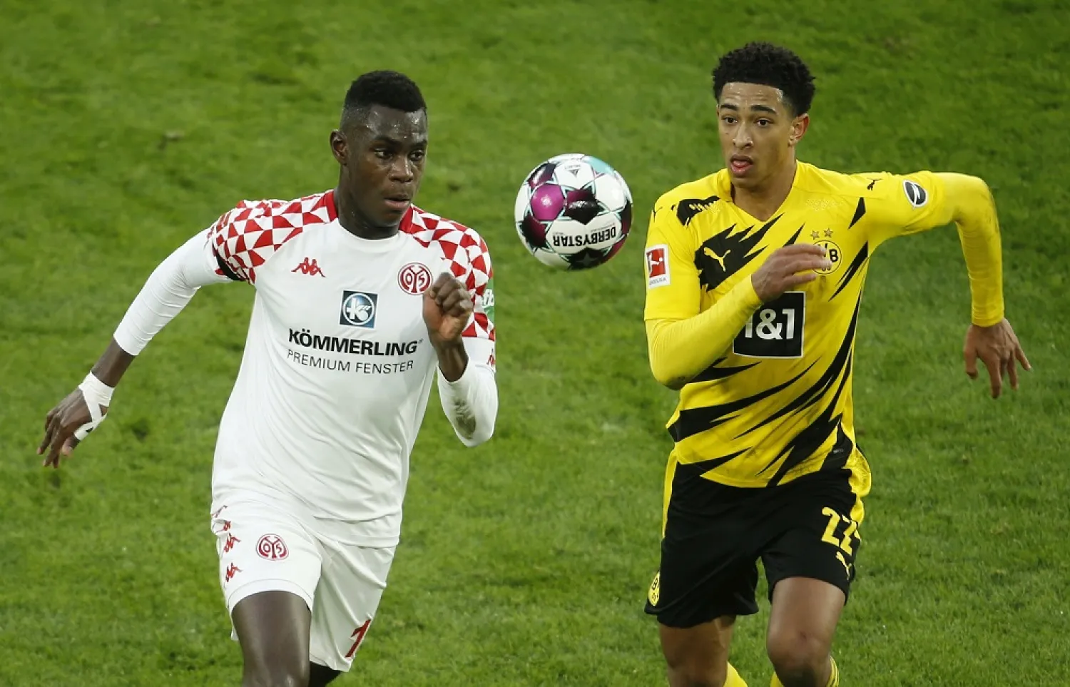 Moussa Niakhate of Mainz, left, in a duel with Dortmund's Jude Bellingham battle for the ball during the match at Signal Iduna Park in Dortmund, Germany, Saturday Jan. 16, 2021. (AP)