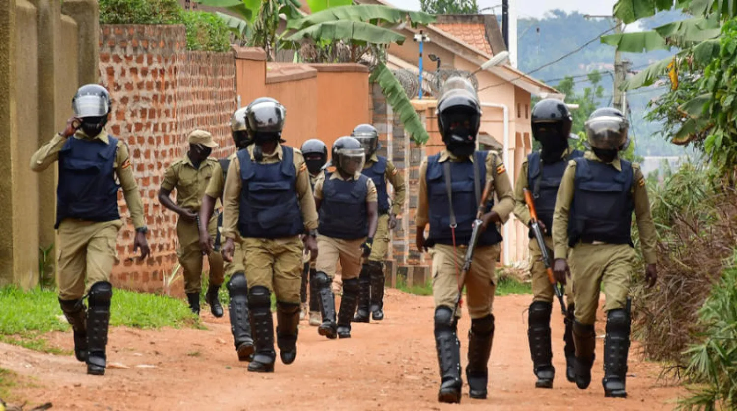 شرطة مكافحة الشغب في محيط بيت زعيم المعارضة في العاصمة كمبالا تحسباً لاندلاع أعمال العنف بعد إعلان النتائج (رويترز)